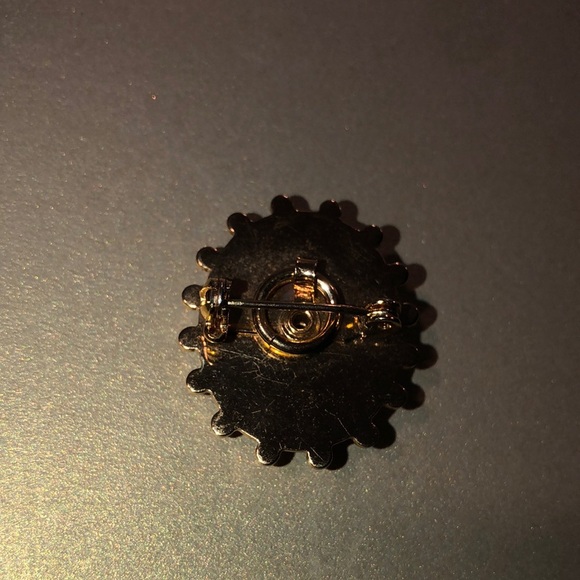 Elegant Victorian Cameo Brooch with Pearl Accents - Picture 6 of 8